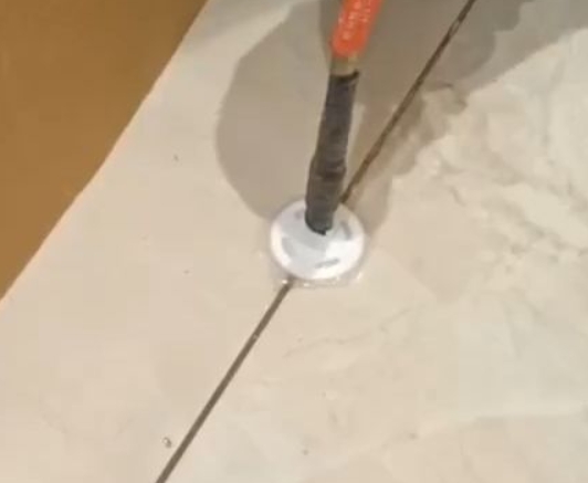 泉州瓷砖空鼓维修公司专业解答瓷砖在铺贴过程中，如果没有涂抹均匀到位的粘结材料（如水泥砂浆或瓷砖胶），可能会导致以下问题