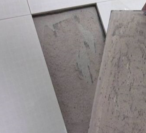 泉州瓷砖空鼓维修公司分享瓷砖铺贴时如果打浆（即涂抹在瓷砖背面和基层上的砂浆或瓷砖胶）过少，会带来以下问题
